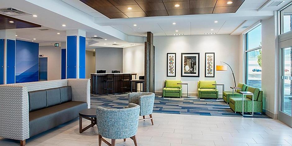 Holiday Inn Express & Suites - Brandon By Ihg Exterior photo