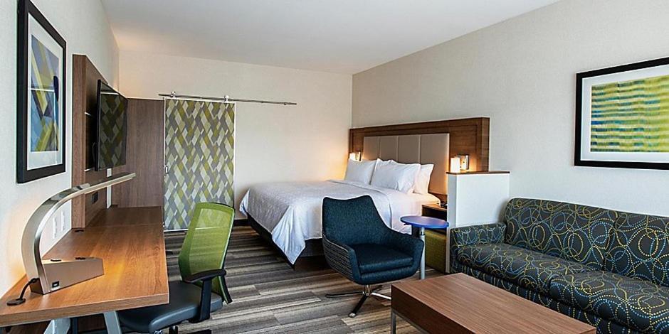 Holiday Inn Express & Suites - Brandon By Ihg Exterior photo