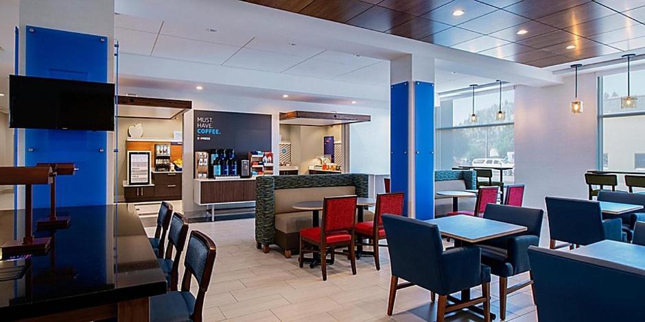 Holiday Inn Express & Suites - Brandon By Ihg Exterior photo