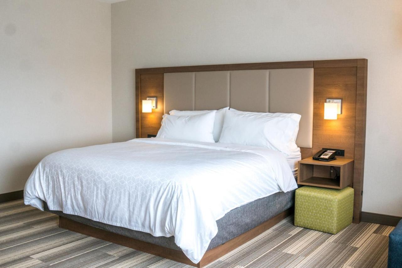 Holiday Inn Express & Suites - Brandon By Ihg Exterior photo