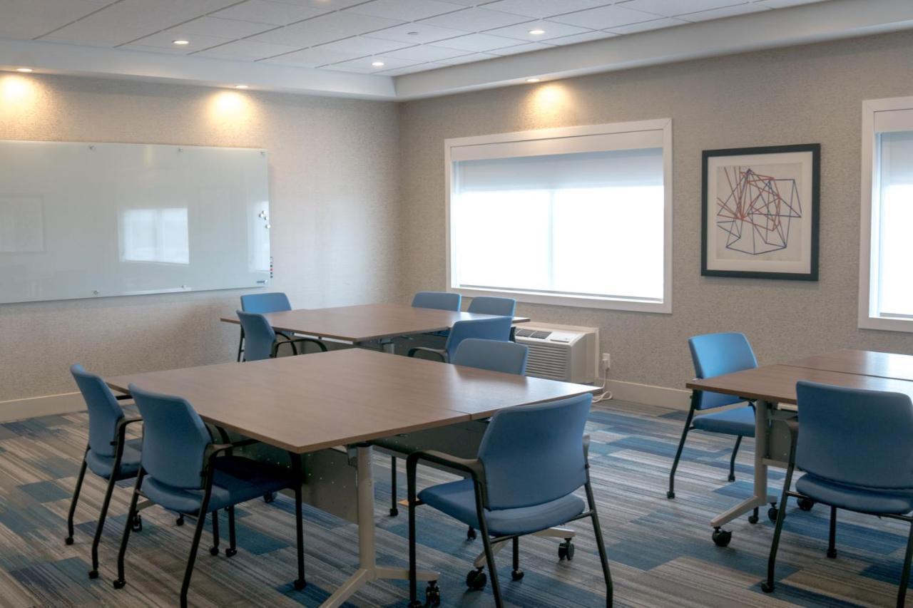 Holiday Inn Express & Suites - Brandon By Ihg Exterior photo