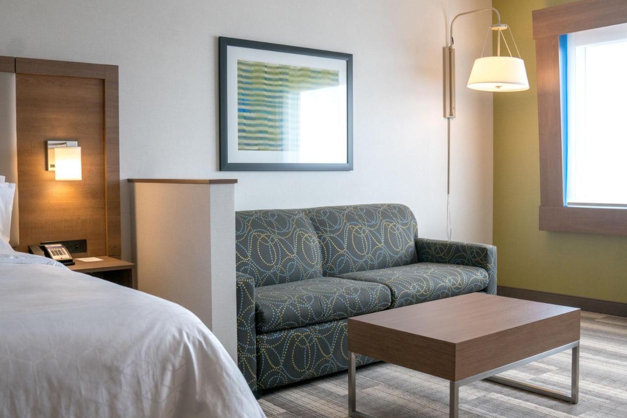 Holiday Inn Express & Suites - Brandon By Ihg Exterior photo