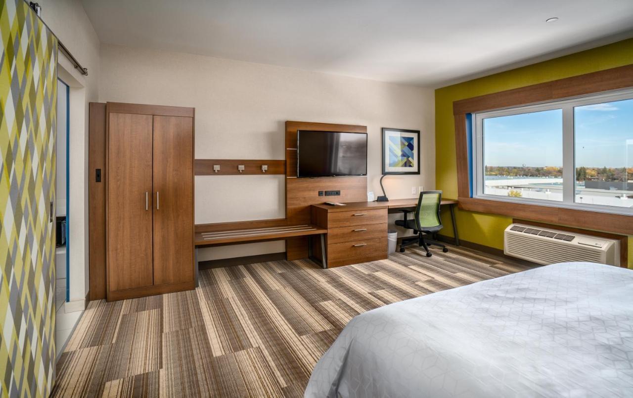 Holiday Inn Express & Suites - Brandon By Ihg Exterior photo