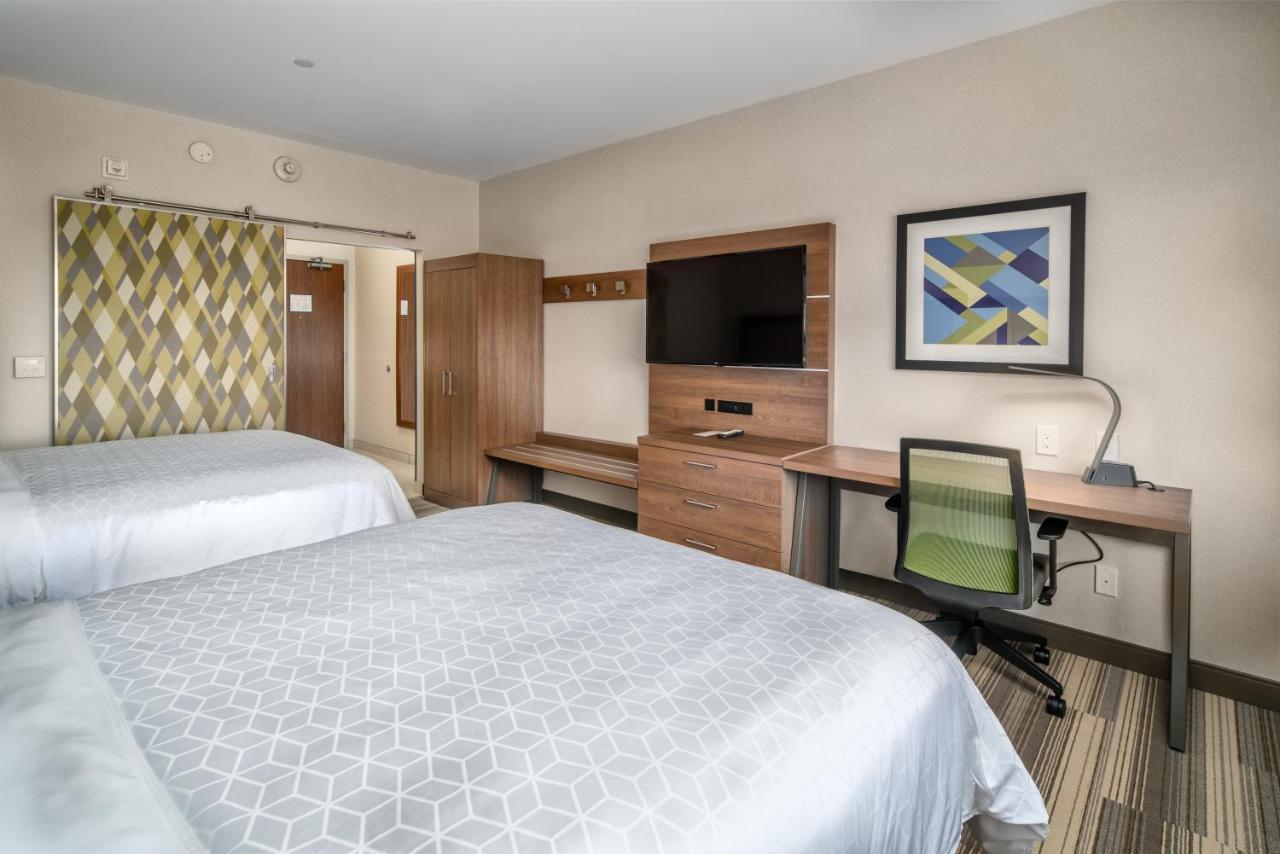 Holiday Inn Express & Suites - Brandon By Ihg Exterior photo