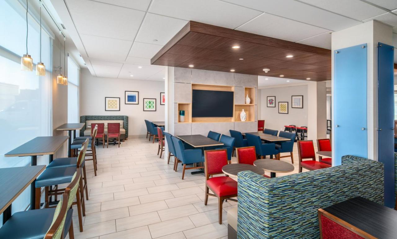 Holiday Inn Express & Suites - Brandon By Ihg Exterior photo