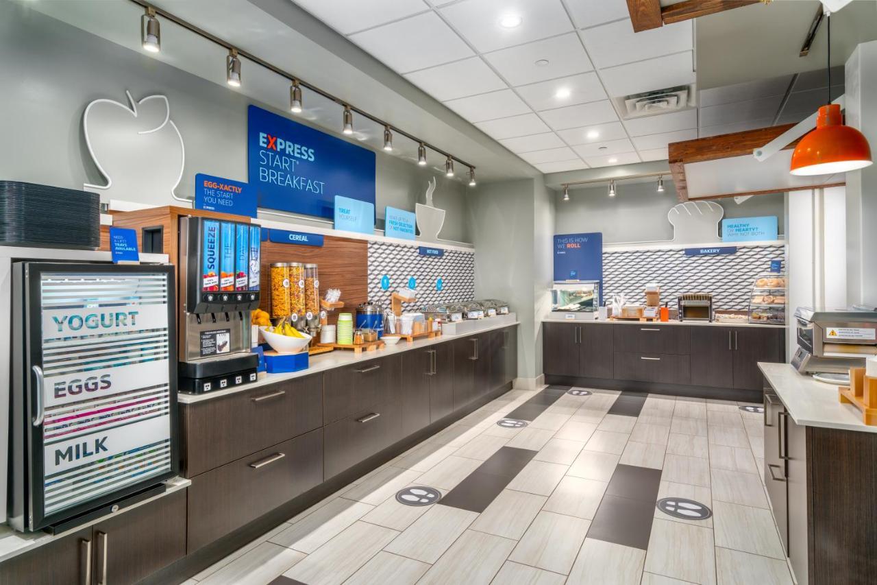 Holiday Inn Express & Suites - Brandon By Ihg Exterior photo