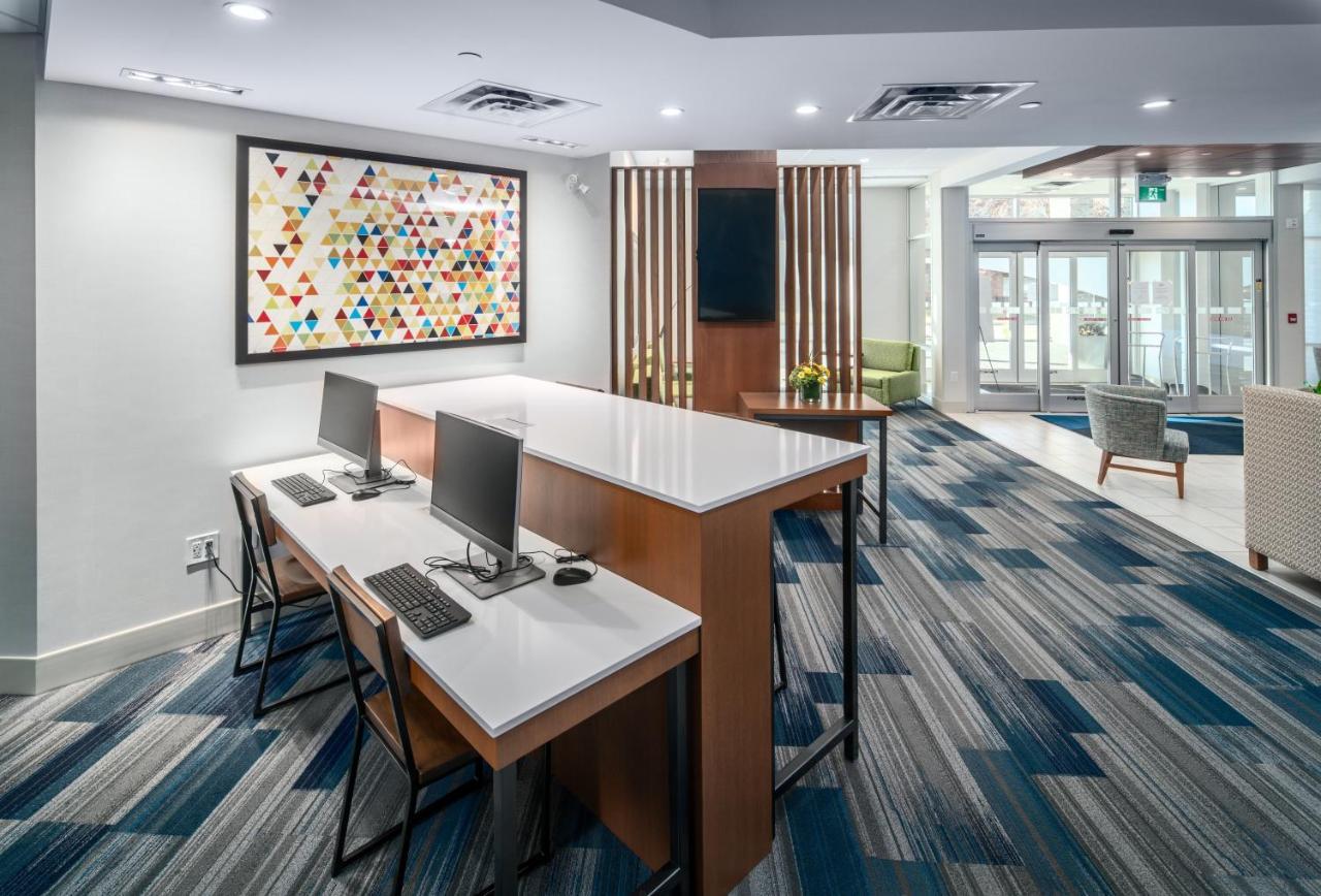 Holiday Inn Express & Suites - Brandon By Ihg Exterior photo