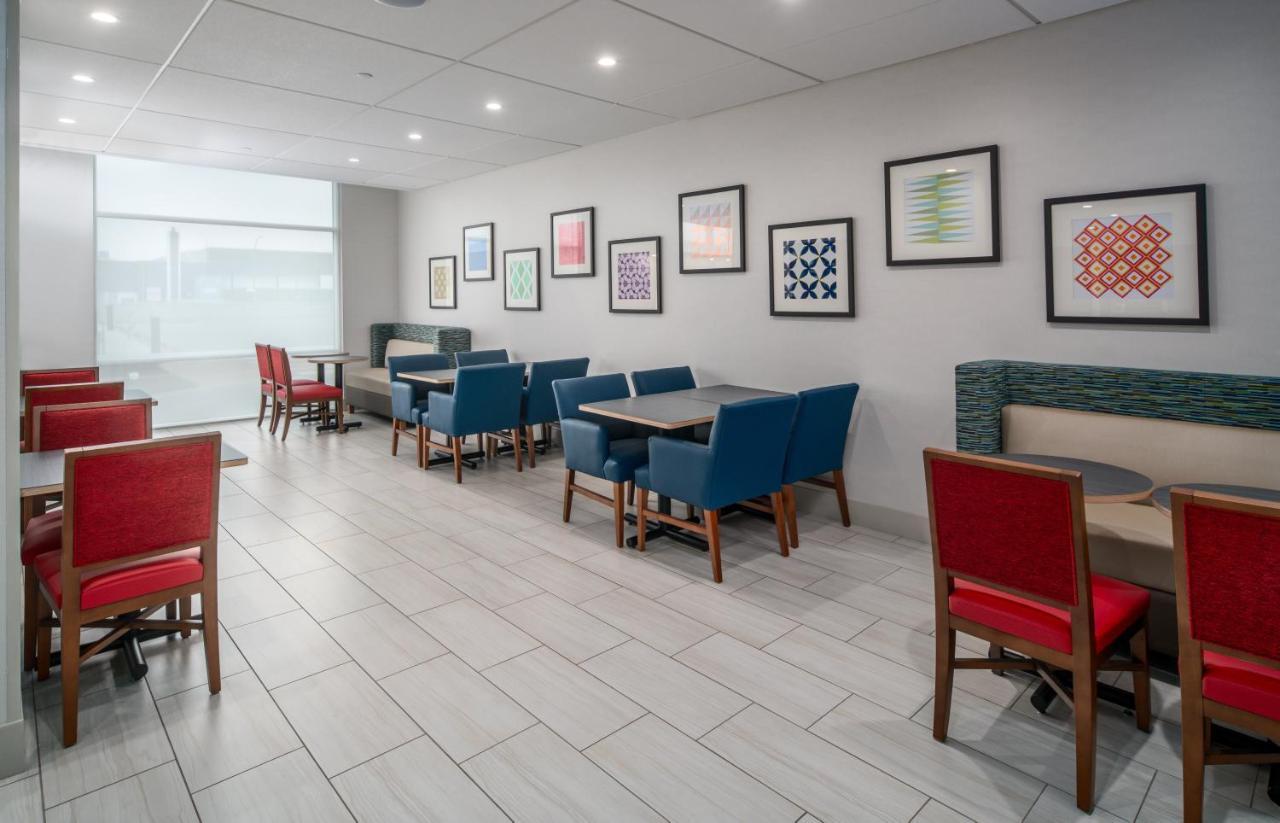 Holiday Inn Express & Suites - Brandon By Ihg Exterior photo