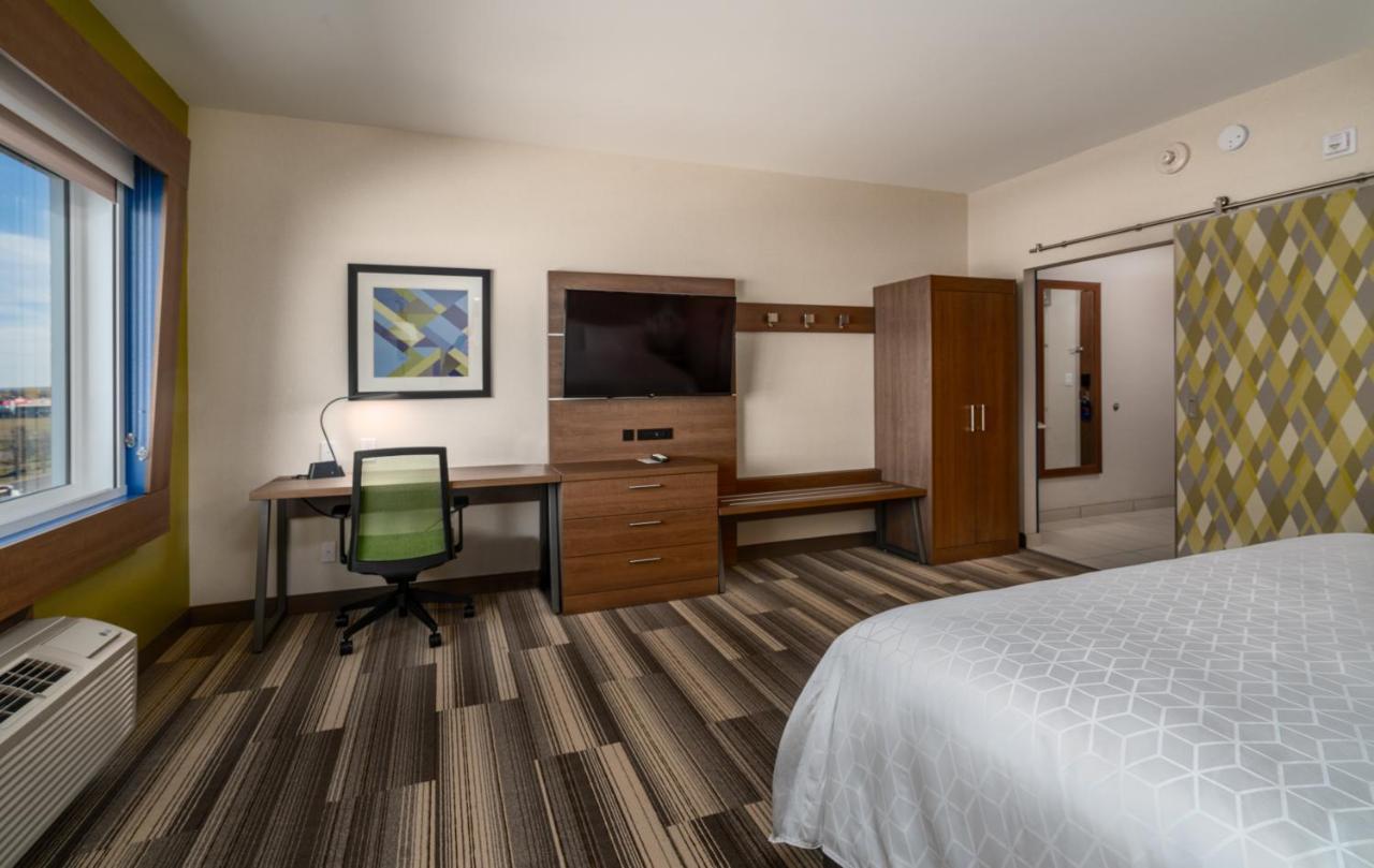 Holiday Inn Express & Suites - Brandon By Ihg Exterior photo