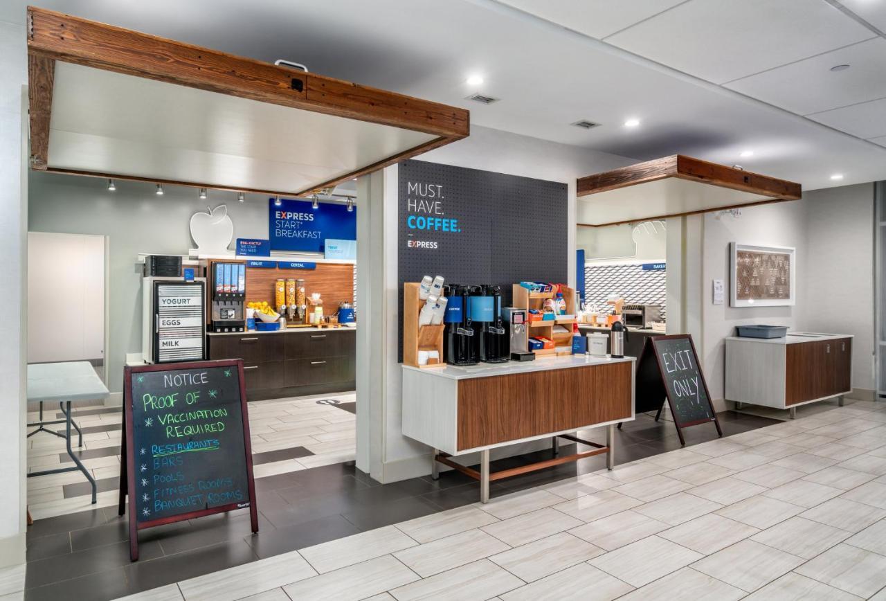 Holiday Inn Express & Suites - Brandon By Ihg Exterior photo