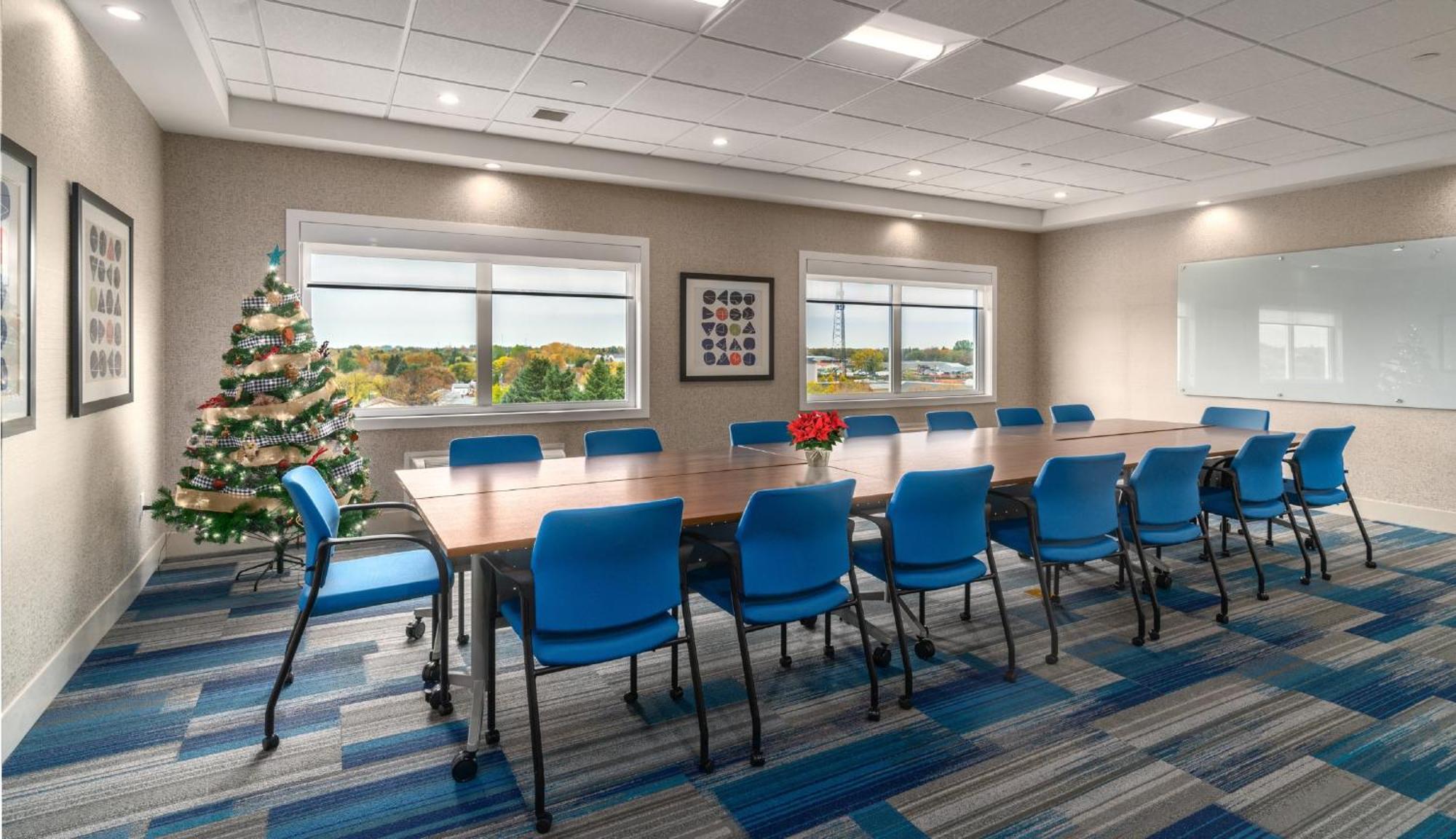 Holiday Inn Express & Suites - Brandon By Ihg Exterior photo
