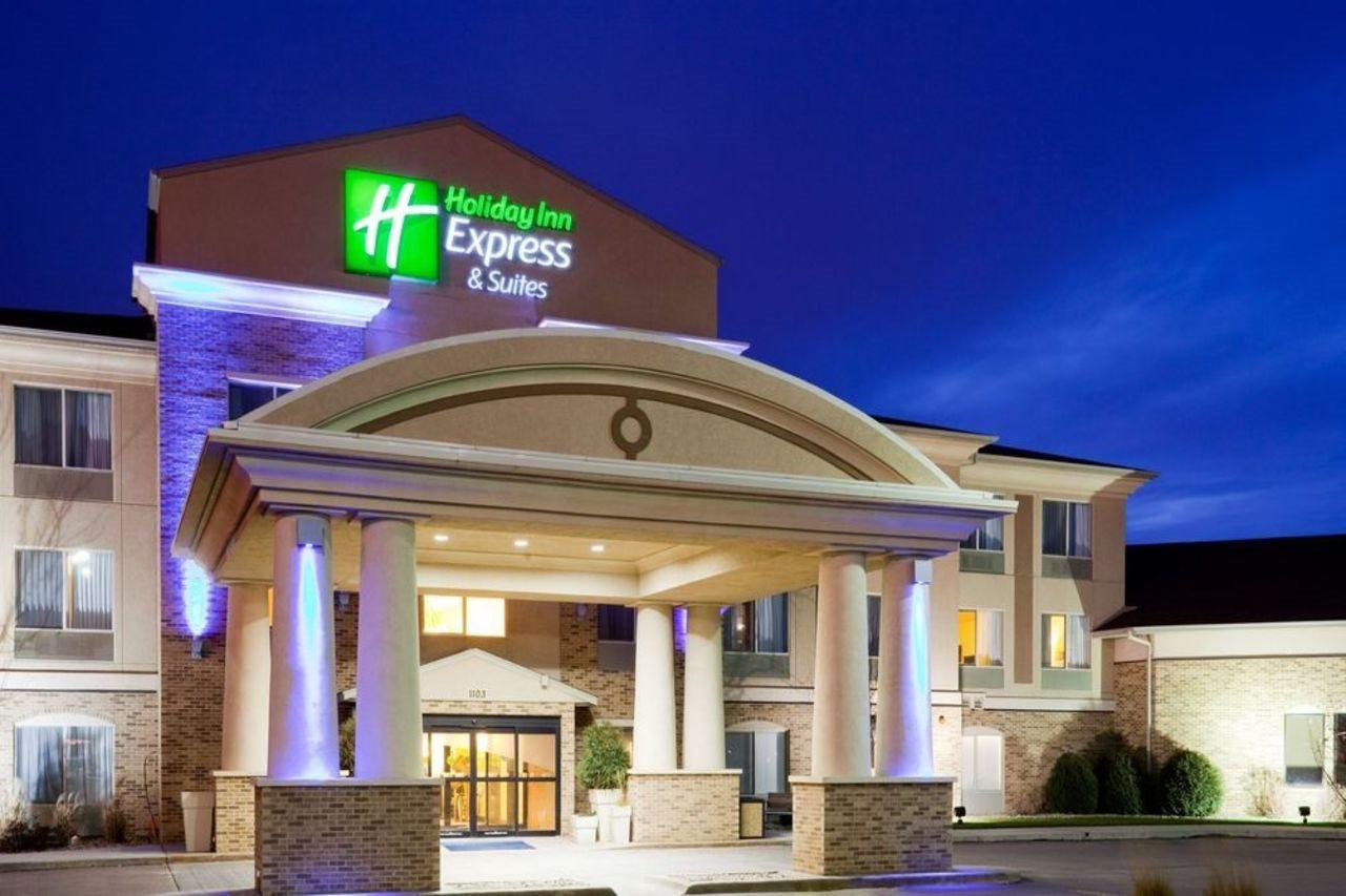 Holiday Inn Express & Suites - Brandon By Ihg Exterior photo