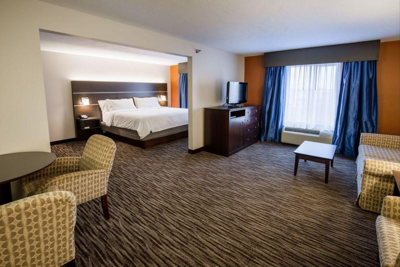 Holiday Inn Express & Suites - Brandon By Ihg Exterior photo