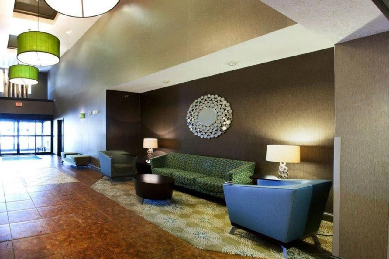 Holiday Inn Express & Suites - Brandon By Ihg Exterior photo